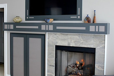 シャーロットにある中くらいなコンテンポラリースタイルのおしゃれなLDK (グレーの壁、淡色無垢フローリング、標準型暖炉、石材の暖炉まわり、埋込式メディアウォール) の写真