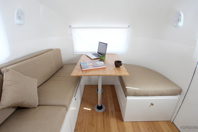 Modelo de salón abierto contemporáneo pequeño con paredes blancas y suelo de bambú