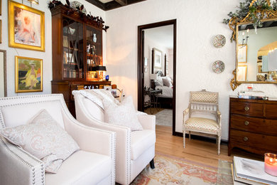 Ejemplo de salón para visitas cerrado clásico de tamaño medio sin chimenea y televisor con paredes blancas, suelo de madera clara y suelo beige