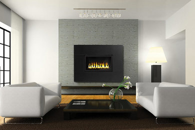 Diseño de salón grande con paredes blancas, suelo de madera en tonos medios y todas las chimeneas