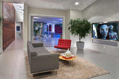 ロサンゼルスにある中くらいなモダンスタイルのおしゃれなLDK (グレーの壁、磁器タイルの床、暖炉なし、壁掛け型テレビ、グレーの床) の写真