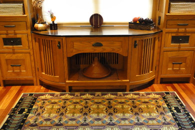 Modelo de salón tradicional de tamaño medio con suelo de madera en tonos medios y suelo marrón