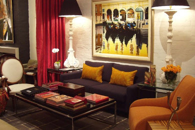 メルボルンにあるエクレクティックスタイルのおしゃれなリビング (赤いソファ) の写真