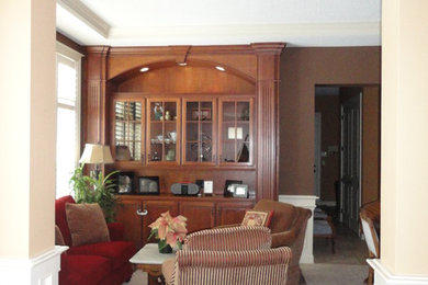 Modelo de salón para visitas cerrado tradicional de tamaño medio sin chimenea y televisor con paredes beige y moqueta