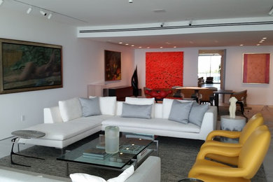 Imagen de salón para visitas abierto moderno de tamaño medio con paredes blancas, moqueta y suelo gris