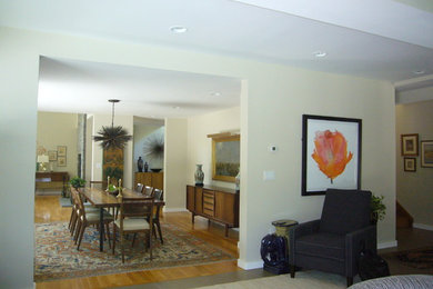 Ejemplo de salón cerrado contemporáneo con paredes blancas y suelo de madera clara
