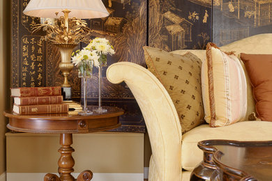 Modelo de salón para visitas clásico de tamaño medio con paredes beige y suelo de madera oscura