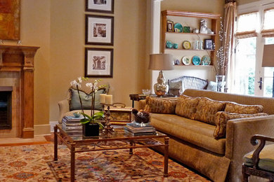 Cette image montre un salon traditionnel avec un mur beige et un sol en bois brun.