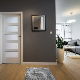 75+ Wohnzimmer mit grauer Wandfarbe und hellem Holzboden Ideen & Bilder