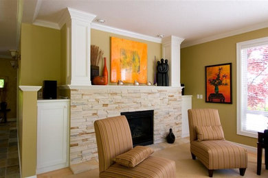 Foto de salón con rincón musical abierto de tamaño medio con paredes verdes, moqueta, todas las chimeneas y marco de chimenea de piedra