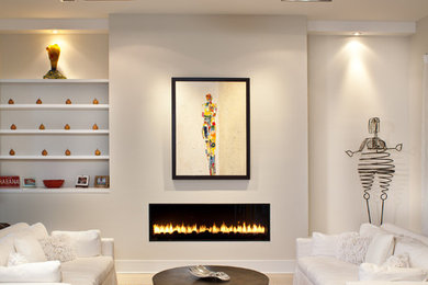 Modelo de salón contemporáneo con paredes beige, chimenea lineal y alfombra