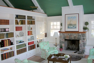 Exemple d'un salon chic de taille moyenne et fermé avec une salle de réception, un mur vert, une cheminée standard et un manteau de cheminée en pierre.