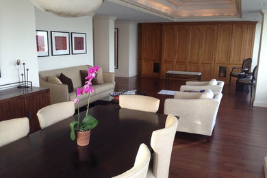 Foto de salón para visitas abierto contemporáneo de tamaño medio con paredes blancas y suelo de madera oscura