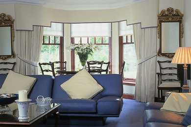 Ejemplo de salón para visitas abierto grande con paredes beige y moqueta