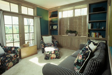 Imagen de salón tradicional con paredes verdes y moqueta