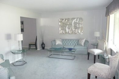 Modelo de salón para visitas abierto actual de tamaño medio sin chimenea y televisor con paredes blancas y moqueta