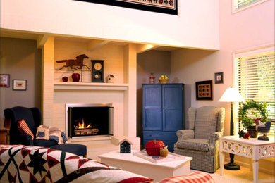 На фото: гостиная комната среднего размера с белыми стенами, ковровым покрытием, стандартным камином и фасадом камина из кирпича
