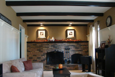 グランドラピッズにあるおしゃれなリビング (ベージュの壁、カーペット敷き、標準型暖炉、石材の暖炉まわり) の写真