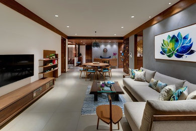 Idee per un grande soggiorno design con pareti bianche, TV a parete, pavimento grigio e tappeto