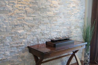 Mittelgroßes, Repräsentatives, Fernseherloses, Offenes Modernes Wohnzimmer ohne Kamin mit braunem Holzboden, beiger Wandfarbe und Kaminumrandung aus Stein in Toronto