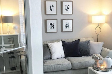 На фото: изолированная гостиная комната среднего размера в классическом стиле с серыми стенами, ковровым покрытием и отдельно стоящим телевизором