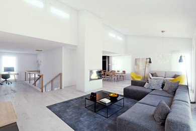 Пример оригинального дизайна: гостиная комната в скандинавском стиле с белыми стенами, светлым паркетным полом, стандартным камином и фасадом камина из штукатурки
