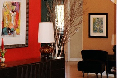 Imagen de salón para visitas abierto de tamaño medio con paredes rojas y suelo de madera en tonos medios