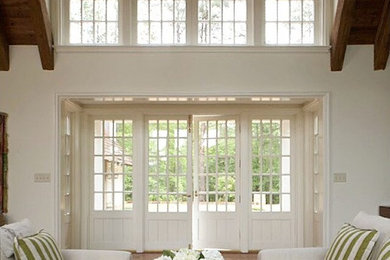 Exemple d'un grand salon ouvert avec une salle de réception et un mur blanc.