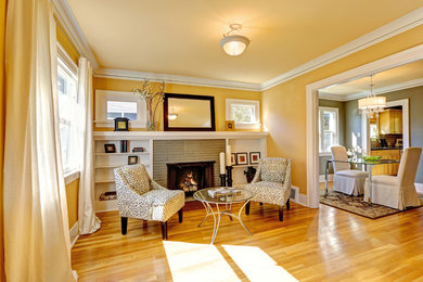 Imagen de salón para visitas abierto contemporáneo pequeño sin televisor con paredes amarillas y suelo de madera clara