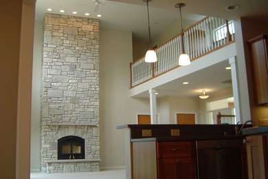 Свежая идея для дизайна: большая открытая гостиная комната в стиле неоклассика (современная классика) с ковровым покрытием, стандартным камином и фасадом камина из камня - отличное фото интерьера