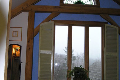 Diseño de salón para visitas tipo loft de estilo americano de tamaño medio sin chimenea y televisor con paredes azules y suelo de madera en tonos medios