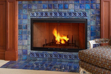 デトロイトにあるヴィクトリアン調のおしゃれなリビング (カーペット敷き、標準型暖炉、タイルの暖炉まわり) の写真