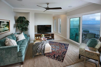 Foto di un piccolo soggiorno contemporaneo aperto con pareti beige e pavimento in gres porcellanato