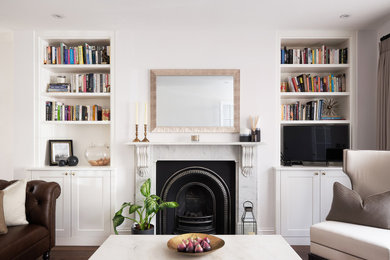 ロンドンにある高級な中くらいなトランジショナルスタイルのおしゃれなLDK (白い壁、濃色無垢フローリング、標準型暖炉、茶色い床、石材の暖炉まわり、据え置き型テレビ) の写真
