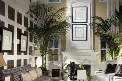 Immagine di un grande soggiorno chic chiuso con sala formale, pareti beige, pavimento in travertino, camino classico e pavimento beige