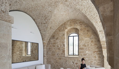 Houzzツアー：悠久の歴史を感じさせる、イスラエルの海辺に佇む美しい家