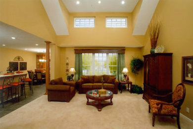 Ejemplo de salón abierto clásico de tamaño medio con paredes beige, moqueta y televisor retractable