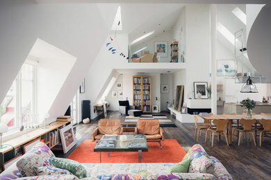 Diseño de salón abierto escandinavo extra grande sin chimenea con paredes blancas y suelo de madera oscura