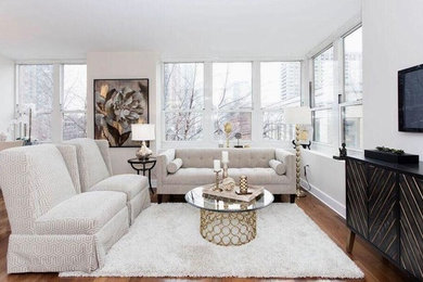 Mittelgroßes, Offenes Klassisches Wohnzimmer mit weißer Wandfarbe, braunem Holzboden und TV-Wand in New York