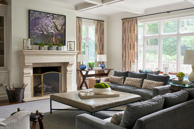 Klassisches Wohnzimmer mit weißer Wandfarbe, braunem Holzboden, Kamin und braunem Boden in Atlanta