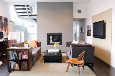 Пример оригинального дизайна: гостиная комната в стиле модернизм с темным паркетным полом и телевизором на стене
