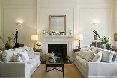 Diseño de salón clásico sin televisor con paredes blancas y todas las chimeneas