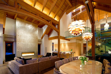 Modelo de salón para visitas abierto actual grande con paredes blancas, suelo de madera oscura, marco de chimenea de baldosas y/o azulejos y chimenea lineal