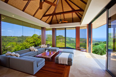 Offenes, Großes Modernes Wohnzimmer ohne Kamin mit beiger Wandfarbe, Travertin und beigem Boden in Hawaii