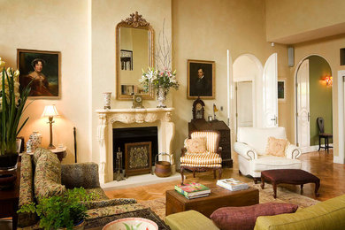 Imagen de salón para visitas cerrado bohemio sin televisor con paredes beige, suelo de madera en tonos medios y todas las chimeneas