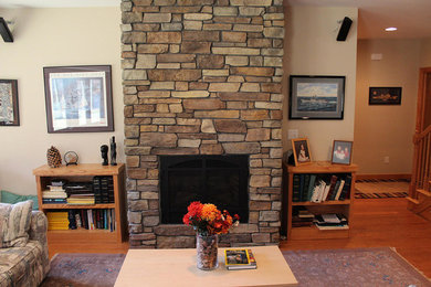 ワシントンD.C.にあるおしゃれなリビング (ベージュの壁、標準型暖炉、石材の暖炉まわり) の写真