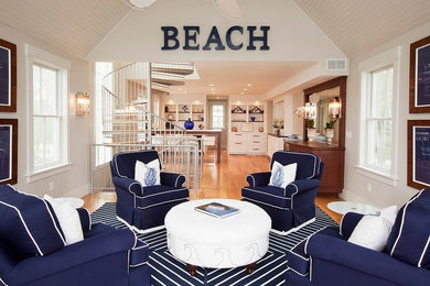Imagen de salón para visitas abierto costero de tamaño medio con paredes blancas y suelo de madera clara