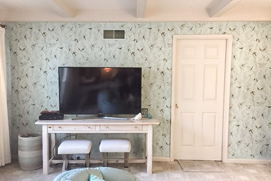 Diseño de salón para visitas cerrado romántico pequeño con paredes azules, moqueta, televisor independiente, suelo beige, casetón y papel pintado