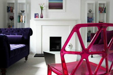 Mittelgroßes, Fernseherloses, Offenes Modernes Wohnzimmer mit weißer Wandfarbe, Teppichboden, Kamin und verputzter Kaminumrandung in London