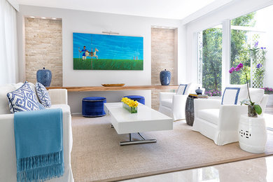 Пример оригинального дизайна: большая парадная, открытая гостиная комната в морском стиле с серыми стенами, мраморным полом и бежевым полом без камина, телевизора